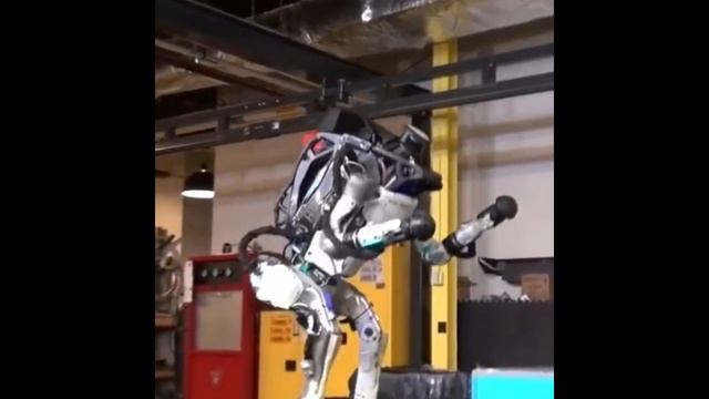 Робот попрыгунчик по прозвищу Кузнечик, перепрыгивает всё что может смотреть онлайн