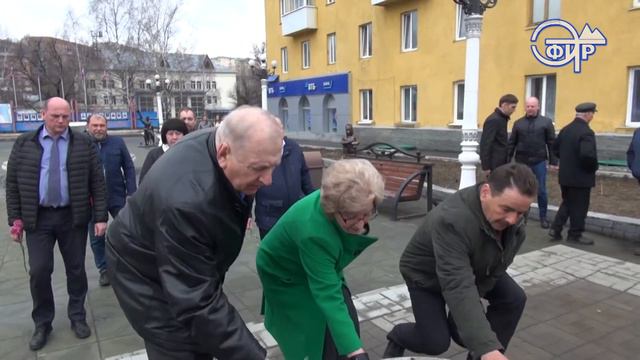 Возложение цветов к памятнику на главной площади района. смотреть онлайн