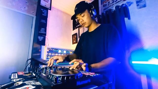 Dj Bboy Rendi - Breaking Life Mixtape смотреть онлайн