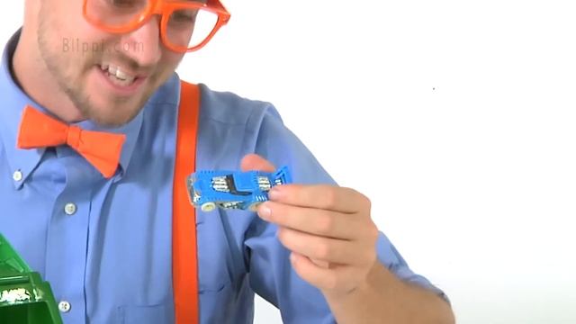 Garbage Trucks for kids - recycling and dumping trash with Blippi Toys | learn colors смотреть онлайн