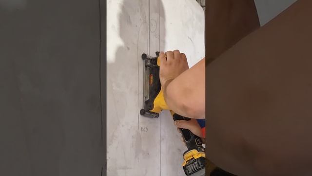 Штробление аккумуляторной ушм DeWalt dcg 406 Кто сказал что аккумуляторной болгаркой нельзя штробит смотреть онлайн