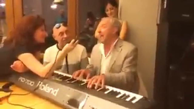 А. Макаревич поет Вертинского в Грузии смотреть онлайн
