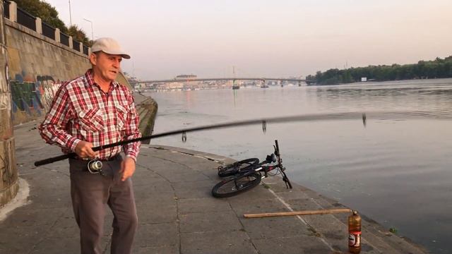 Рыбалка на набережной Киева / Ловим леща смотреть онлайн