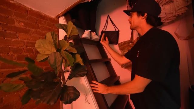 This tiny NYC apartment goes for $650 a month! смотреть онлайн