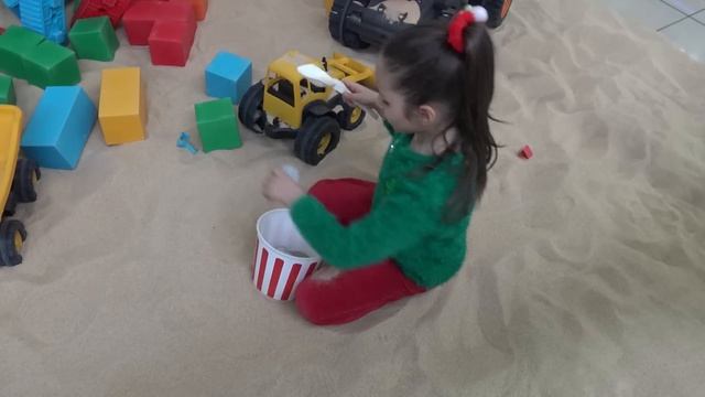 Lina Kum Parkında Oyuncak Kepçe, Kamyonlar ile Oynadık Kaydıraktan Kaydık Eğlenceli Oyunlar смотреть онлайн