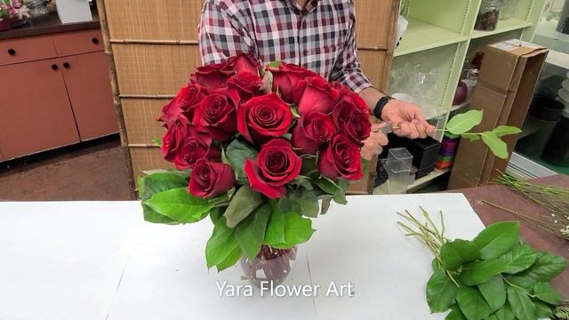 Red Rose Romantic Bouquet in a Vase: Classic Flower Arrangement смотреть онлайн