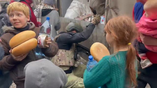 Гуманитарная помощь из России спасает жизни. Мариуполь. смотреть онлайн