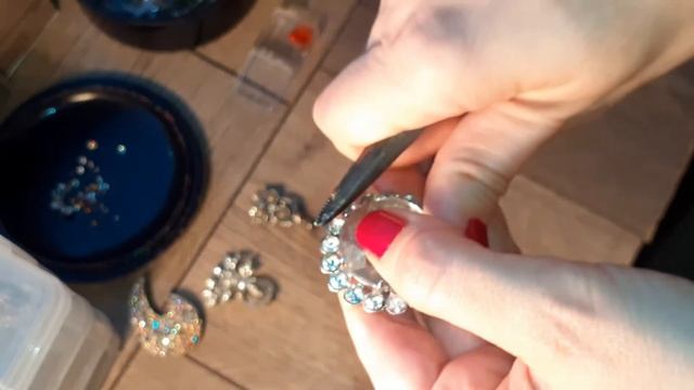 DIY. Как отремонтировать винтажную бижутерию. Броши. Вклеить кристаллы правильно и легко. смотреть онлайн