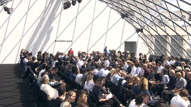 Balenciaga Men Summer 17 Collection смотреть онлайн
