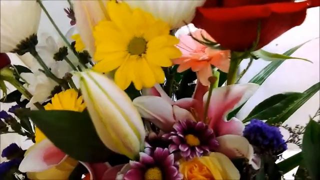 Colorful lovely flowers bouquet pictures red roses white fuji pink lily gerbera hydrangea смотреть онлайн