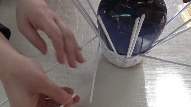 КАК СПЛЕСТИ ШЛЯПНУЮ КОРЗИНУ из БУМАГИ/HOW TO TASTE A HAT BASKET FROM PAPER смотреть онлайн
