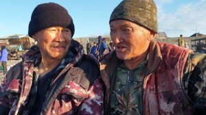 Разделка кита на берегу Чукотского моря села Уэлен