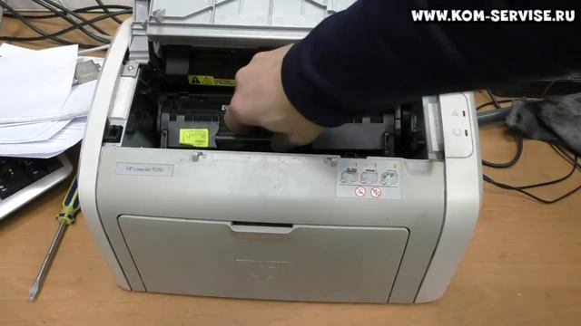 Как вытащить картридж из принтера HP 1010,1018 или Canon LBP 2900. Как вставить бумагу. смотреть онлайн