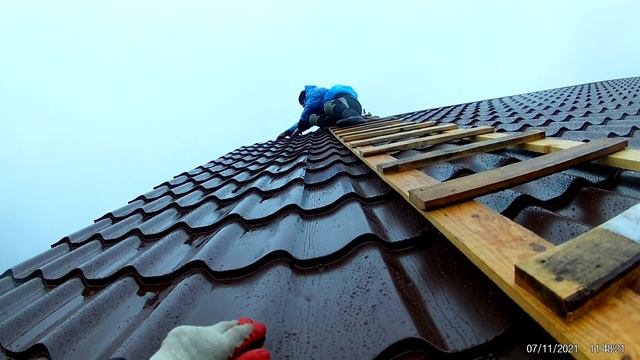 Строим дом своими руками, крыша из металлочерепицы. смотреть онлайн
