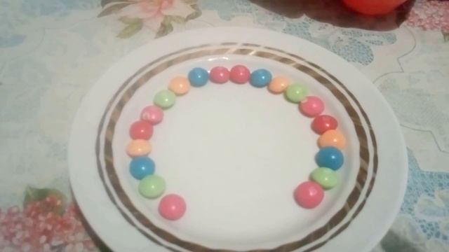 КАК сделать радугу из скитлс/Юля делает радугу из конфет смотреть онлайн