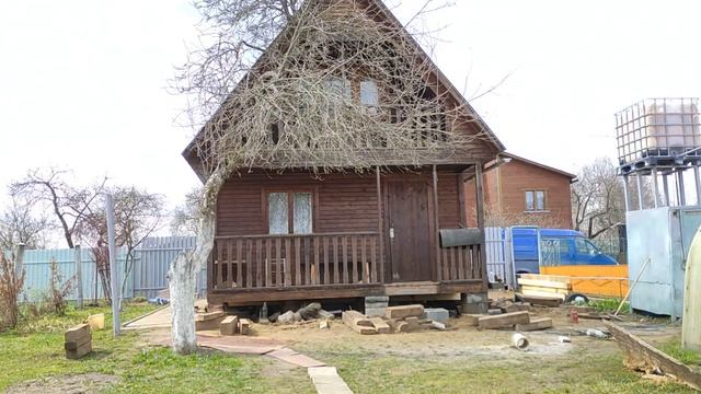 ПОДЪЕМ И ПЕРЕДВИЖЕНИЕ ДЕРЕВЯННОГО ДОМА или дачи домкратами 2 день смотреть онлайн