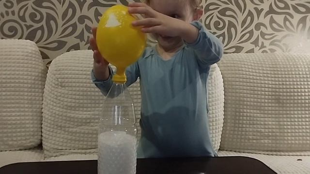 Самый простой опыт: сода + уксус. Опыт для детей. смотреть онлайн