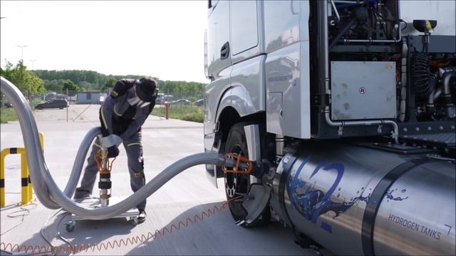 Daimler testing GenH2 liquid hydrogen смотреть онлайн