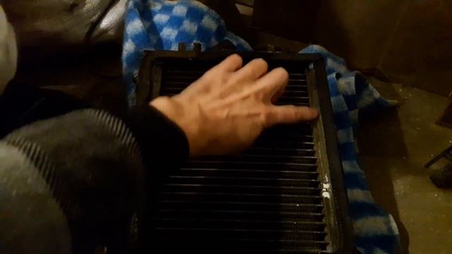 УБИРАЕМ ЖИРНЫЙ НАЛЁТ НА ЛОБОВОМ СТЕКЛЕ. РЕМОНТ ПЕЧКИ. ЗИМНИЕ НИШТЯКИ смотреть онлайн