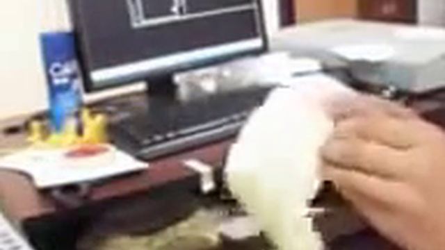 Планшетный режущий плоттер DCZ в процессе нарезки наклеек, режущий плоттер и раскройщик смотреть онлайн
