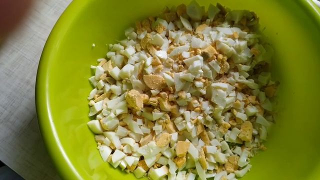 Пирожки с яйцом и зелёным луком смотреть онлайн