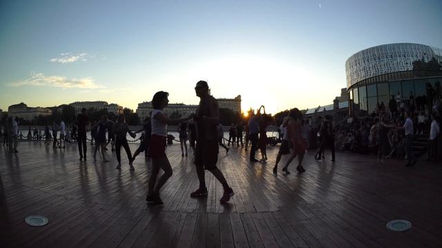 2021-06-17 (4) 20-35 Парк Горького Танцы хастл + АКРО, ValeSTAR + VicIVA смотреть онлайн