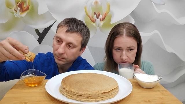 МУКБАНГ ДОМАШНИЕ БЛИНЫ СО СМЕТАНОЙ И МЕДОМ ? | PANCAKES HOMEMADE смотреть онлайн