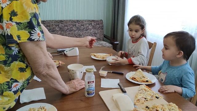 Дегустируем магазинный козий сыр. Специальный сырный нож. смотреть онлайн