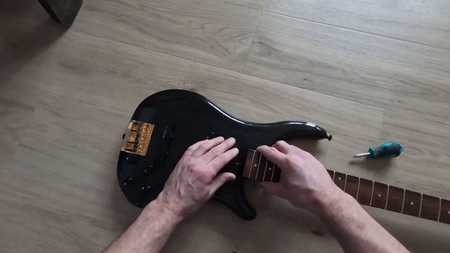 Снял гриф с бас гитары Fernandes FRB-60 смотреть онлайн