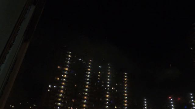 Новогодний салют 2020 New year's salute 2020! Фейерверк во дворе! Fireworks in the yard! смотреть онлайн