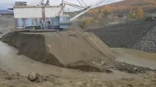 Спасение мощного 720 тонного экскаватора смотреть онлайн