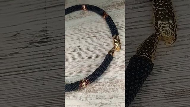 Жгут-колье из бисера крючком #beads #бисер #жгут #бисерныеукрашения #змейка #браслет смотреть онлайн