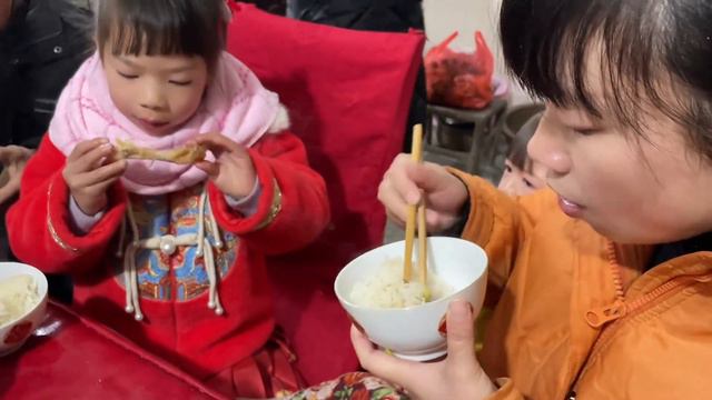 舅舅舅妈赶回家过小年，外婆用萝卜炖狗肉，一家人欢聚一堂真开心 смотреть онлайн