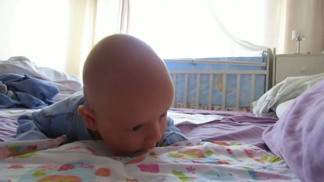 Сыночек учится держать головку