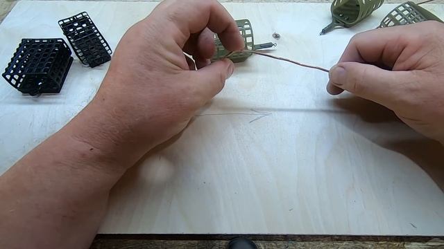 Фидерная кормушка с зацепами для ловли на течении