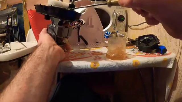 РЕМОНТ ЭЛЕКТРИЧЕСКОЙ МЯСОРУБКИ. ЗАМЕНА СЛОМАННОЙ ПЛАСТИКОВОЙ ШЕСТЕРНИ. смотреть онлайн