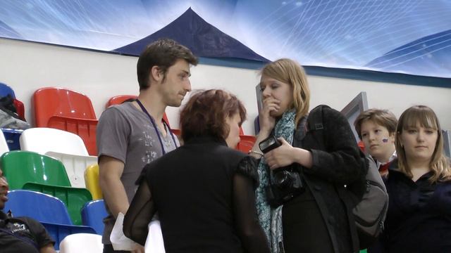 Бриан Жубер раздает автографы на трибуне ЧМ-2011 Москва смотреть онлайн