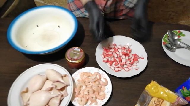 САЛАТ ПО ЦАРСКИ - ИКРА, КРЕВЕТКИ, КАЛЬМАРЫ, КРАБОВЫЕ ПАЛОЧКИ, СЫР смотреть онлайн