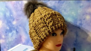 Шапочка ,,косами,, крючком. Шапка с фиксированным отворотом крючком. (720p)