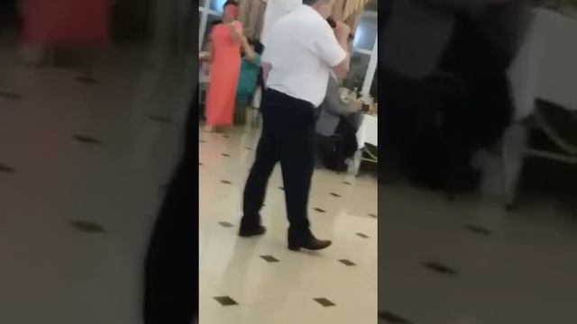 Отец спел песню на свадьбе дочери. До слез! Смотреть до конца! смотреть онлайн