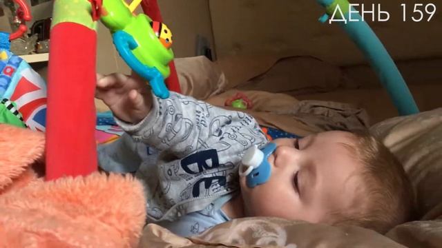 Малыш засыпает с игрушкой. смотреть онлайн