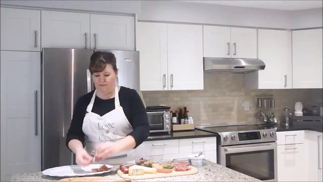 How to Assemble an Antipasto Platter and Charcuterie Board смотреть онлайн
