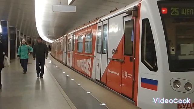 Тематический поезд "Будь в движении!" отправляется со станции метро Пятницкое шоссе в тупик смотреть онлайн