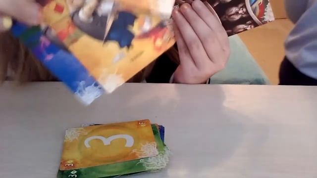Играем вместе с сестрой в карточную игру *Свинтус* смотреть онлайн