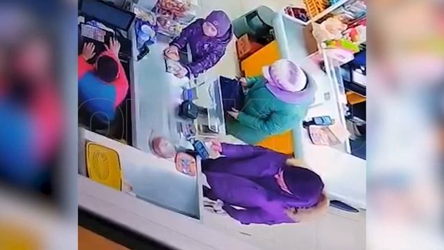 В Орске мужчина ударил ребенка по лицу в магазине смотреть онлайн