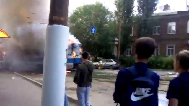 Горит трамвай в Новочеркасске смотреть онлайн