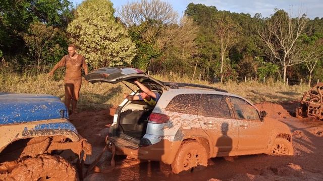 PALIO WEEKEND ATOLADO NA LAMA смотреть онлайн