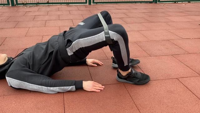 Как заставить ягодицы гореть | Упражнения с резинкой на ягодицы смотреть онлайн