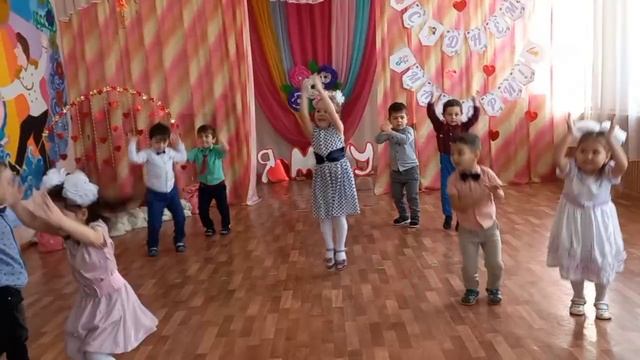 "Мы дочки и сыночки" Танец на день Матери младшая группа смотреть онлайн