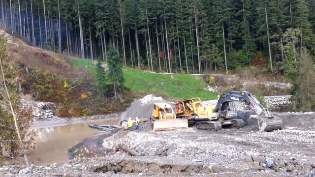 Sunken Volvo Excavator Recovery with Caterpillar D8K and D9G Bulldozers смотреть онлайн